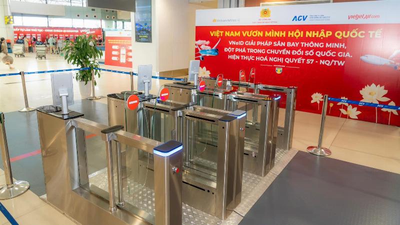 Người dùng làm thủ tục check in Vietjet qua ứng dụng di động tiện lợi